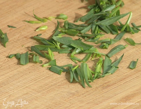 Тархун нарезать, мяту и кинзу порвать руками, добавить к смеси бобовых.