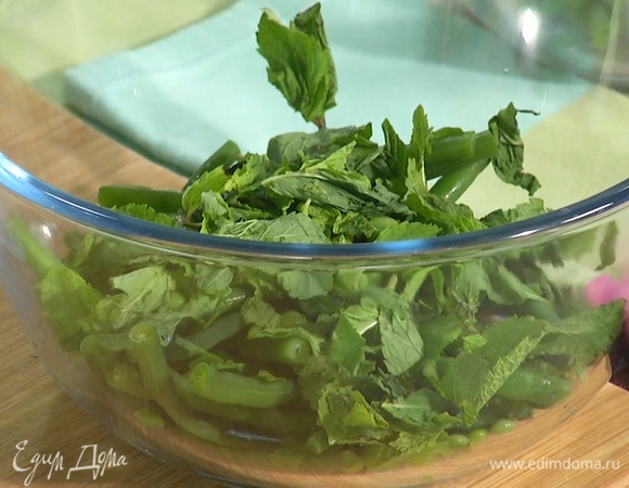 Салат заправить соком половины лимона и оливковым маслом. Посолить, поперчить и перемешать.