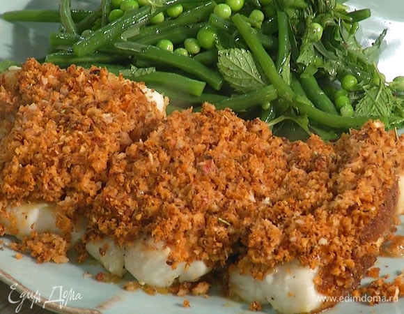 Салат и рыбу выложить на тарелку.