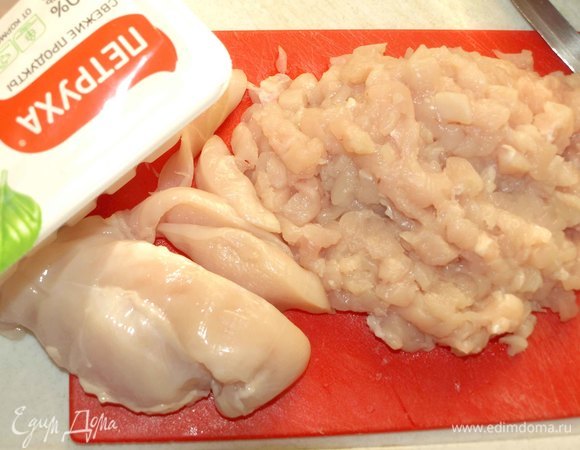 Куриное филе ТМ «Петруха» мелко нарезать. На мясорубке и в блендере не измельчать.