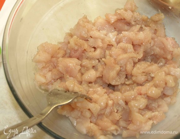 Добавить к рубленому филе соль и перец по вкусу. Все аккуратно перемешать вилкой.