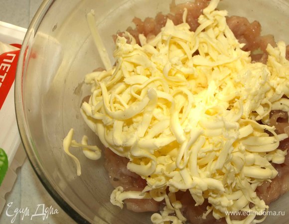 Холодное масло трем на крупной терке. Масло можно предварительно заморозить.