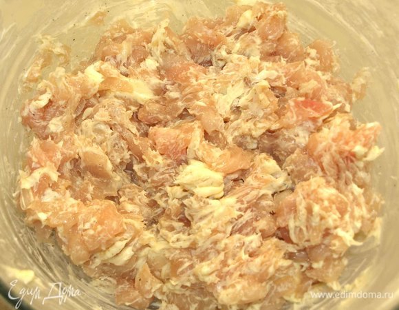 Все перемешиваем вилкой. Руками или ложкой не рекомендуется. Миску с фаршем закрыть пищевой пленкой и отправить в холодильник на 1 час.