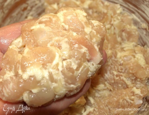 Фарш достаем из холодильника и формируем котлеты. При необходимости смочить руки холодной водой.