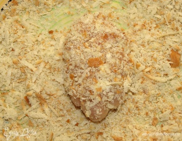 Обвалять со всех сторон в хлебной крошке.