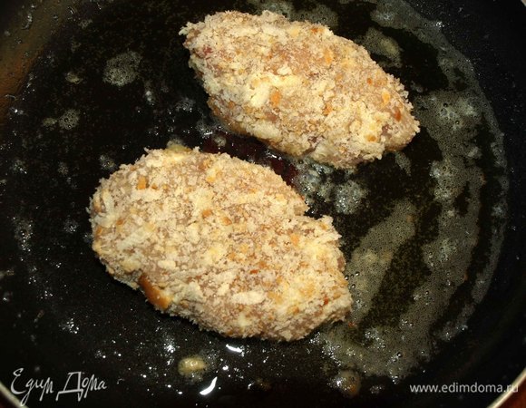 Сковороду очень хорошо разогреть. Добавить топленое масло, разогреть. Использовать только сливочное топленое масло. Выкладываем котлеты на сковороду.