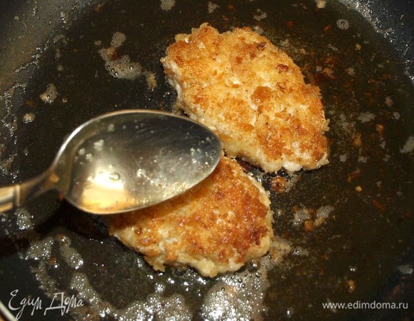 Жарим с двух сторон до румяной корочки, постоянно поливая маслом. В зависимости от величины котлет готовить от 10 минут и больше.