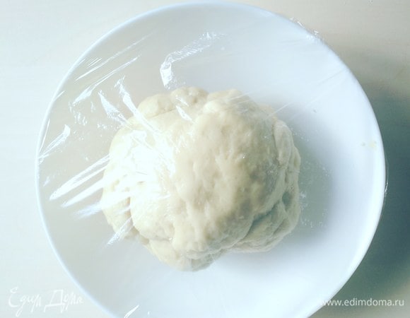 Готовое тесто отправляем отдыхать в холодильник на 30–40 минут, предварительно накрыв пленкой.