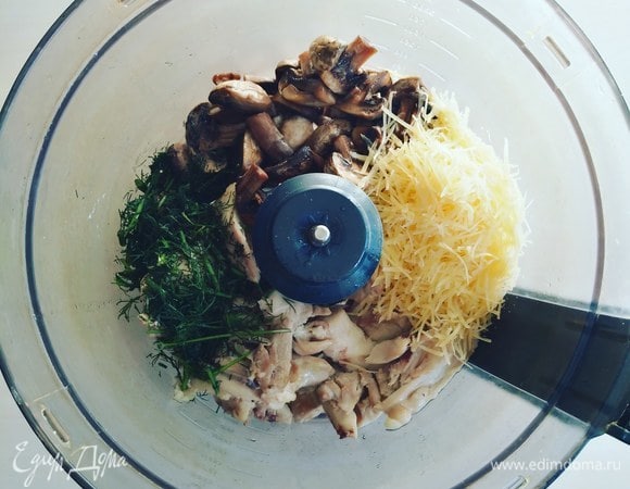 Мясо отварных куриных бедер ТМ «Петруха», обжаренные шампиньоны, рубленую зелень, тертый сыр отправляем в комбайн для измельчения.
