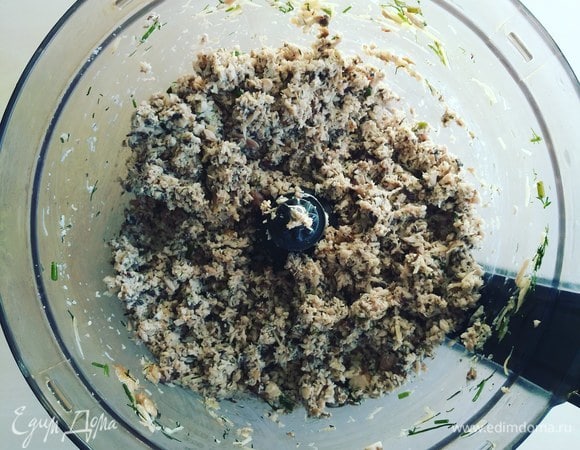 К начинке добавим яйцо, соль и специи по вкусу.