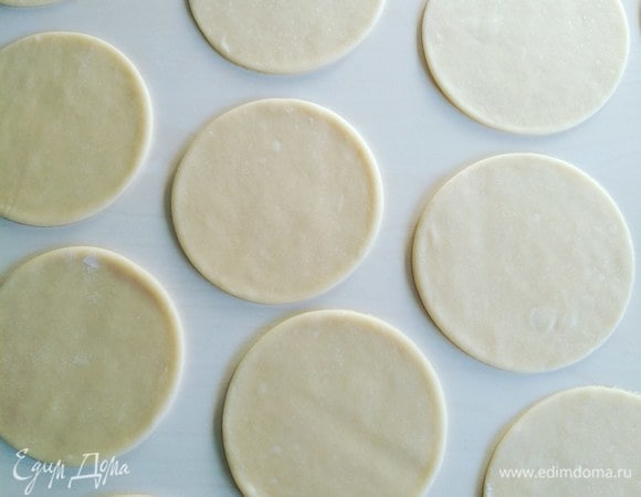 Из раскатанного теста вырезаем кружки, у меня диаметр — 8 см.