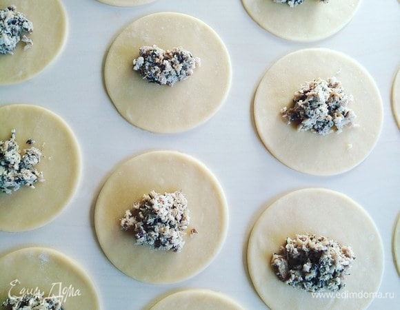 В каждый кружок кладем начинку.