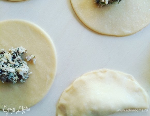 Складываем тесто пополам. Если оно успело у вас подсохнуть, смажьте край водой или яйцом при помощи кисточки.