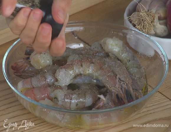 Креветки положить в миску, сбрызнуть соком лимона, полить оливковым маслом, добавить соль и перец.