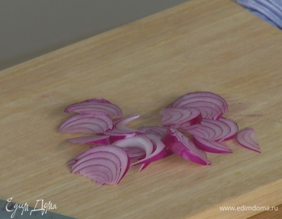 Для соуса нарезать красный лук. Положить его в миску.