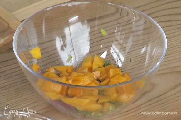 Добавить цедру лайма и измельченный укроп. Мякоть половины манго нарезать кубиком, положить в миску.