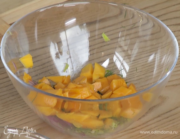 Добавить цедру лайма и измельченный укроп. Мякоть половины манго нарезать кубиком, положить в миску.