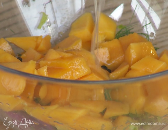 Выжать сок из половинки лайма.