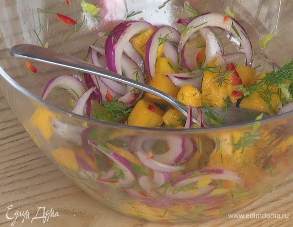 Нарезать мелко перец чили, добавить к остальным ингредиентам для соуса. Все хорошо перемешать.