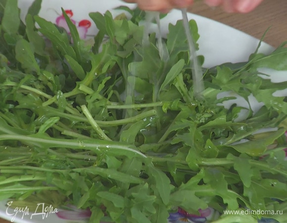 Сбрызнуть руколу соком лайма.