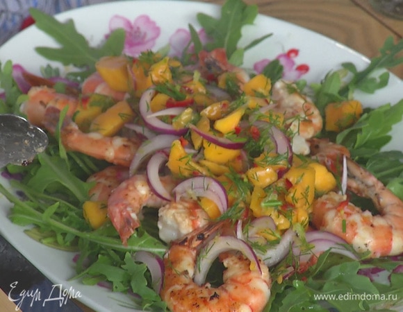 На креветки выложить соус с манго.