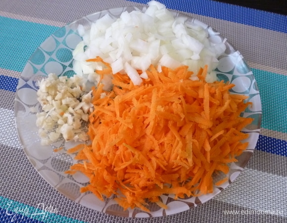 Пока варятся мясо и печень, нарезать лук и чеснок, морковь натереть на терке.