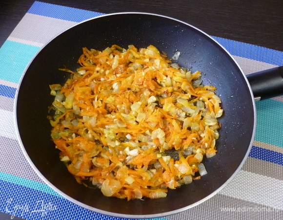 На растительном масле обжарить лук, чеснок и морковь до мягкости и легкого золотистого цвета.