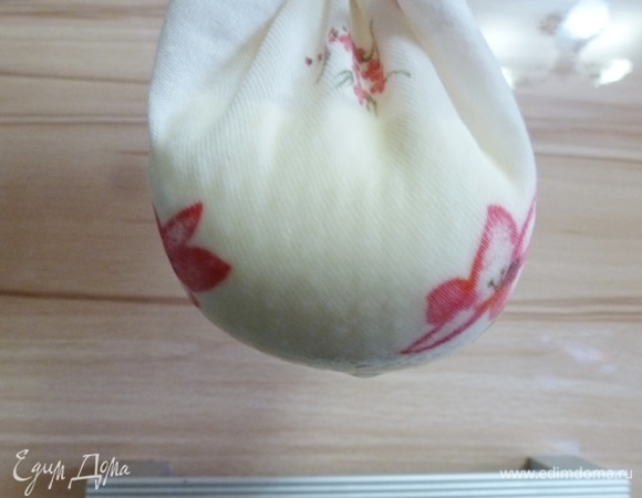 Для паштета нужна отвешенная сметана. Для этого сметану выкладывают на дуршлаг на хлопчатобумажную ткань (или марлю) и отправляют в холодильник на ночь. Можно подвесить над раковиной, чтобы из нее ушла лишняя жидкость, но оставлять сметану в тепле надолго, наверное, не очень хорошая идея. В итоге мы получаем густую сметанную массу. Сметана, конечно, должна быть хорошего качества.