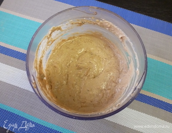 Отвешенную сметану подмешать к измельченной паштетной массе. Добавить мускатный орех, по вкусу соль-перец. Взбить еще раз в блендере. Разложить по банкам и отправить на застывание и хранение в холодильник.