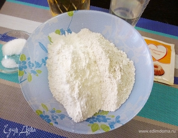 Подготовить ингредиенты для теста. Муку можно взять любую, можно смешать несколько сортов. Я взяла цельнозерновую и обычную белую.