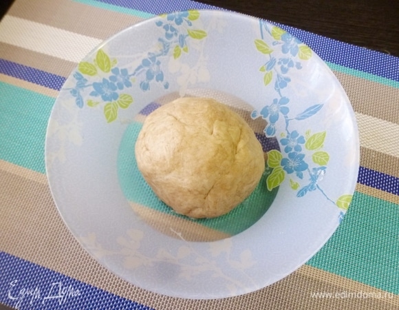 Замесить тесто, скатать в шар, завернуть в пленку и отправить в холодильник на 30 минут.