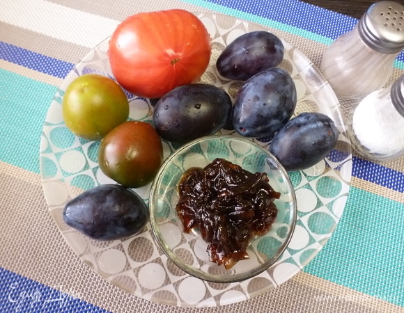 Пока подготовить ингредиенты для начинки. Помидоры лучше взять потверже и небольшие, по размеру подходящие к сливам. Нарезать сливы и помидоры дольками. В ингредиентах я указала просто джем. На самом деле у меня джем из лука. На сайте можно найти рецепт такого джема.