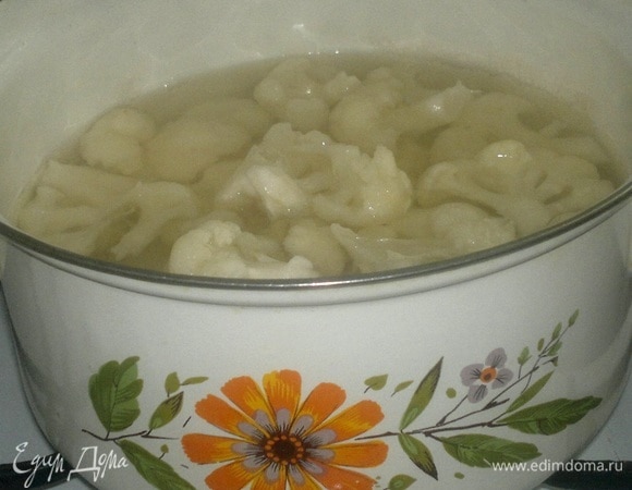 Цветную капусту промыть, разделить на соцветия. Отварить в течение 3–4 минут в подсоленной воде. Затем откинуть на сито.