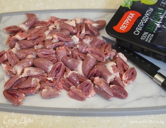 Сердечки промойте и разрежьте пополам.