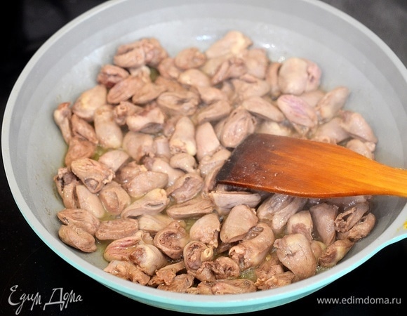 Обжарьте около 7 минут с добавлением ложки масла. Затем уберите из сковороды.