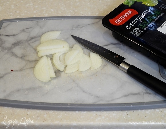 Лук нарежьте полукольцами.