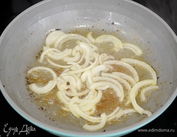 Обжарьте в той же сковороде около 5 минут.