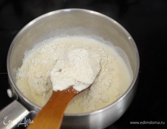 Введите муку, чтобы соус загустел.