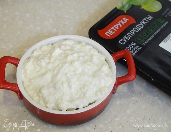 Залейте соусом. Запекайте в духовке при 180°C около 30 минут.