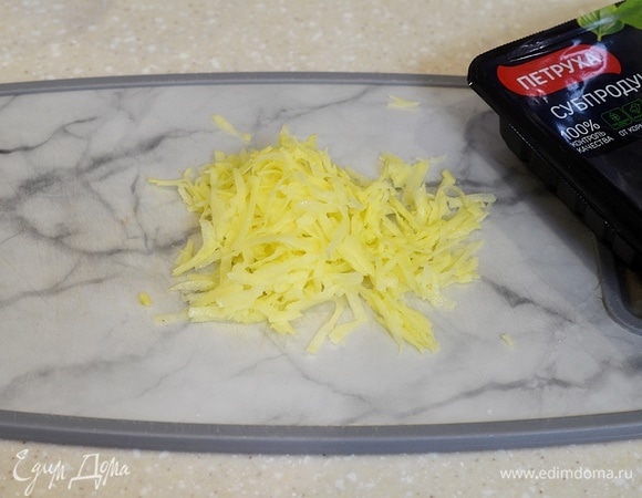 Картофель почистите и натрите на крупной терке.