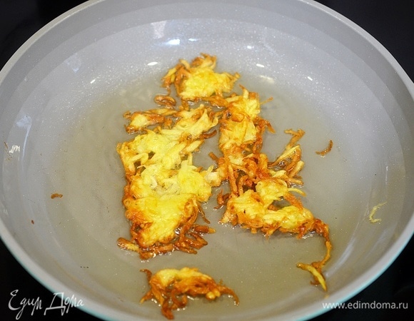 Обжарьте до хрустящего состояния с добавлением масла.