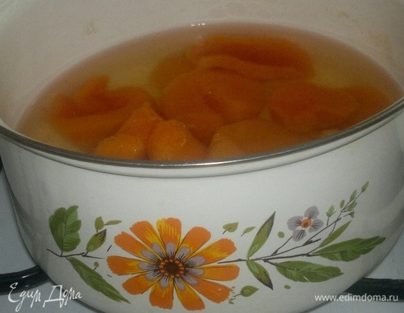 Тыкву очистить от кожуры, нарезать на кусочки и так же отварить до мягкости (не переварить).