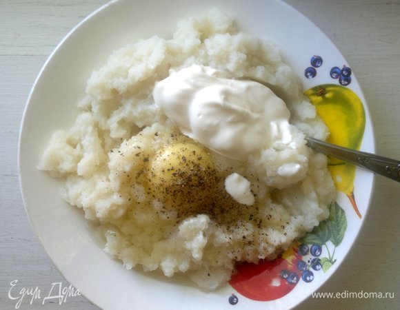 В пюре из цветной капусты добавить яйцо, 2 ст. л. сметаны, посолить, поперчить. Перемешать.