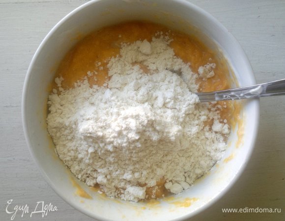 В тыквенную массу добавить 5 ст. л. муки. Перемешать. Количество муки регулируйте сами, ее может потребоваться больше или меньше, в зависимости от влажности пюре.