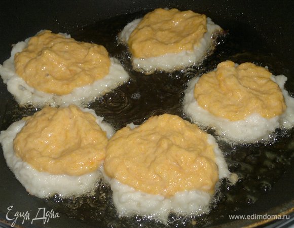 Сверху на каждый оладушек выложить тыквенную массу. Обжарить оладьи сначала с одной стороны до румяности.