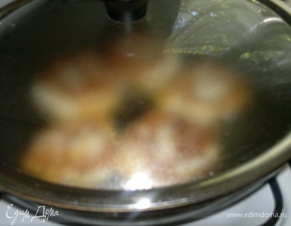 Затем накрыть сковороду крышкой и подержать на медленном огне 4–5 минут. Таким же образом обжарить следующую партию.