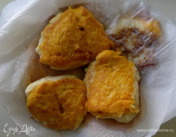 Обжаренные оладьи выкладывать на бумажное полотенце для удаления излишков масла.
