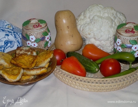 Готовые оладьи выложить на тарелку и подать к столу со сметаной, майонезом или другим соусом. Угощайтесь! Приятного аппетита!