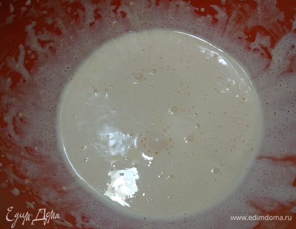 Взбивать желтки с половиной сахара, пока сахар не растворится и яйца не станут воздушными и бледно-желтыми.