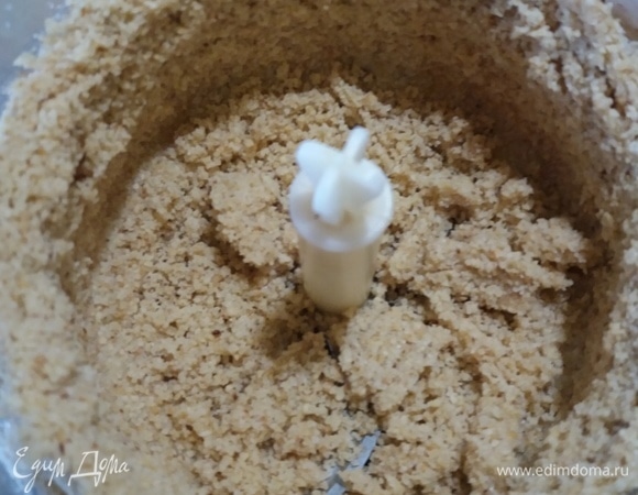 В блендере взбить фундук с оставшимся сахаром до состояния муки. Я молола не слишком мелко.